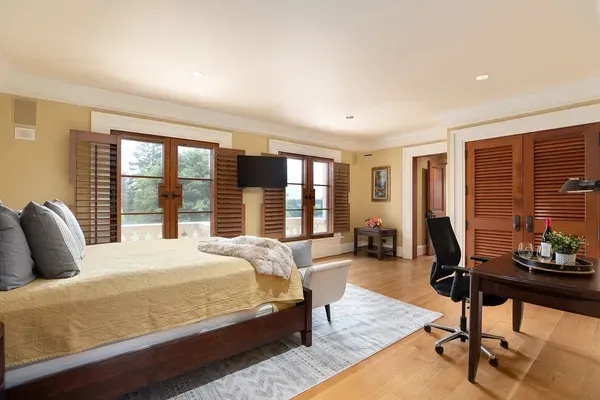 Queen suite with vineyard or river view